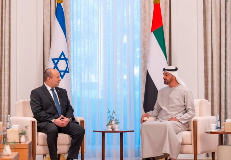 صحيفة سعودية: أبوظبي تنكرت للمملكة وارتهنت لإسرائيل لضرب العرب وتقويض استقرار المنطقة