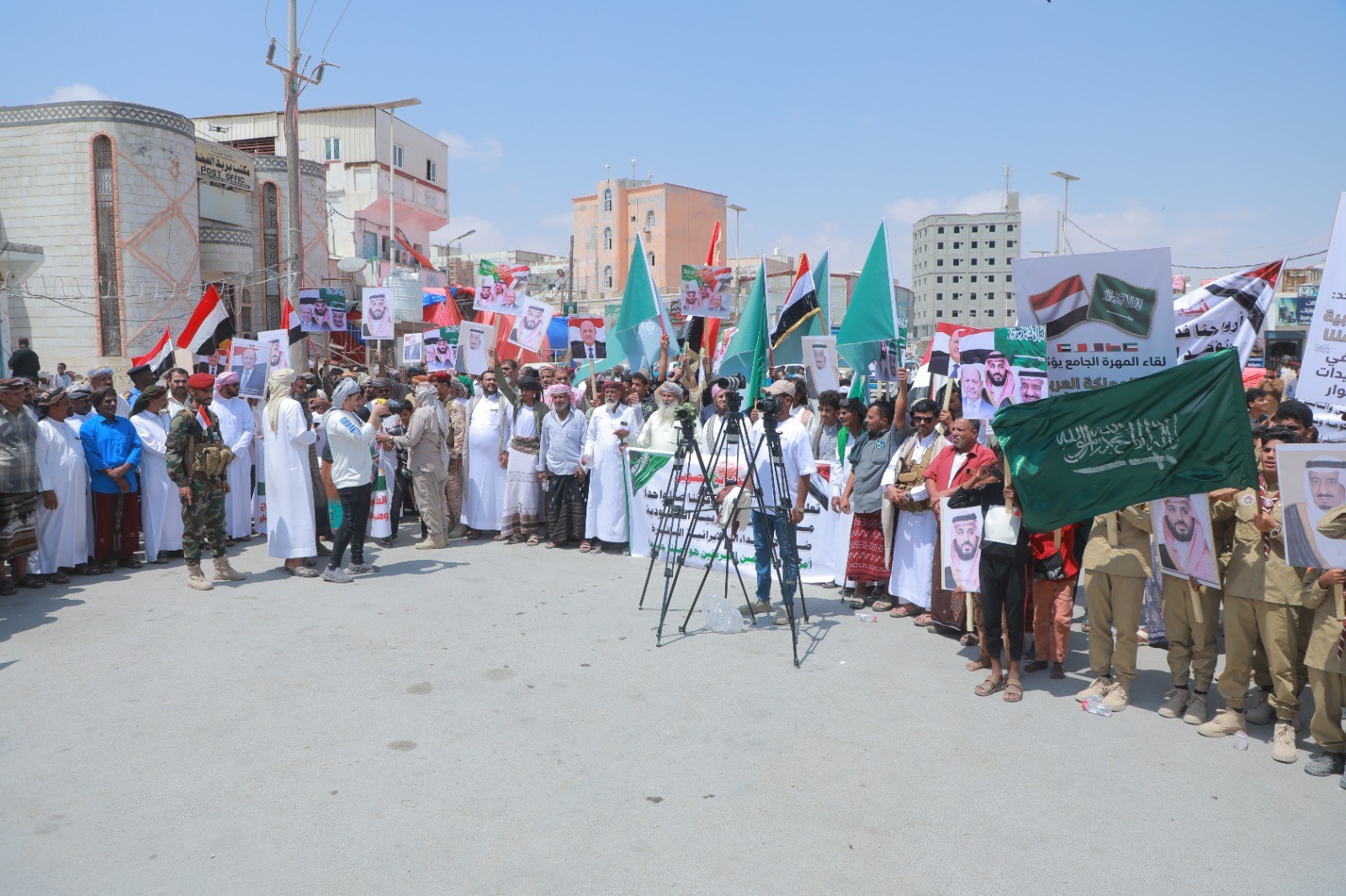 #اليمن.. تظاهرة في المهرة دعمًا لـ #السعودية ورفضًا للاعتداءات الإيرانية والإسرائيلية