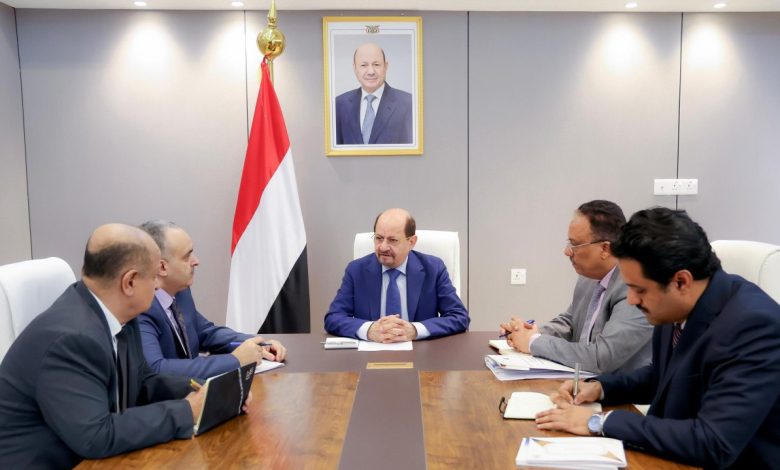 رئيس الوزراء: الضرائب والجمارك ركيزة أساسية لأي تحسن اقتصادي في اليمن