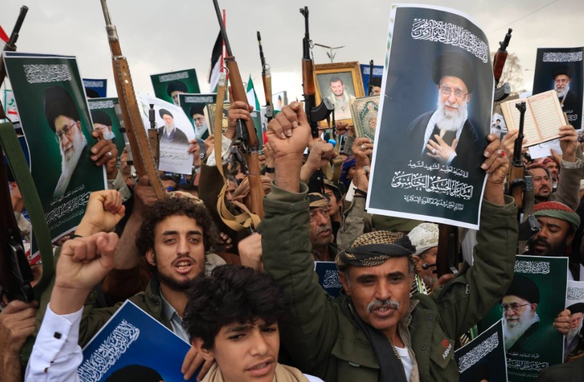 تقرير أوروبي: مقتل خامنئي قد يدفع طهران إلى تحريك الحوثيين وإشعال القتال مجددًا في اليمن