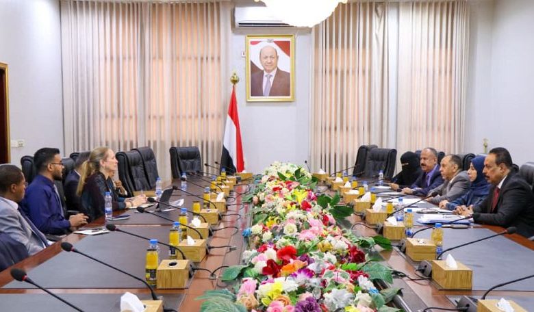 الحكومة والبنك الدولي يبحثان في عدن تعزيز الاستثمارات وتطوير قطاعات النقل والتجارة