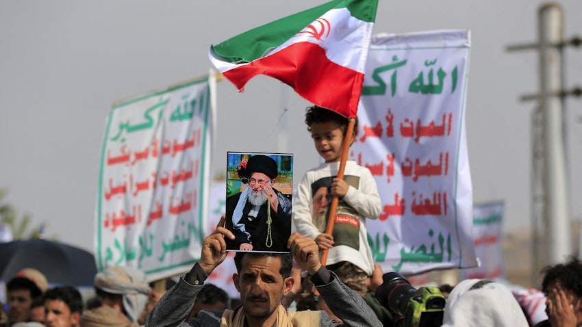 بمشاركتهم في حرب إيران.. الحوثيون يواجهون لأول مرة معسكراً موحداً في اليمن