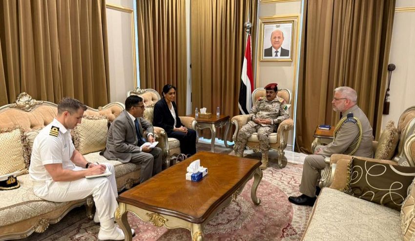 وزير الدفاع يشدد على دعم البحرية اليمنية لمواجهة التهريب وتأمين السواحل