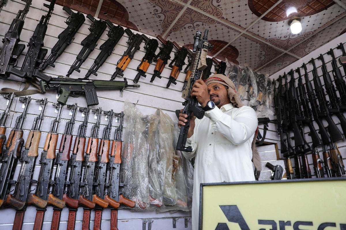 بعضها أميركية الصنع.. حوثيون يروّجون للأسلحة عبر X وواتساب وسط تجاهل رقابي