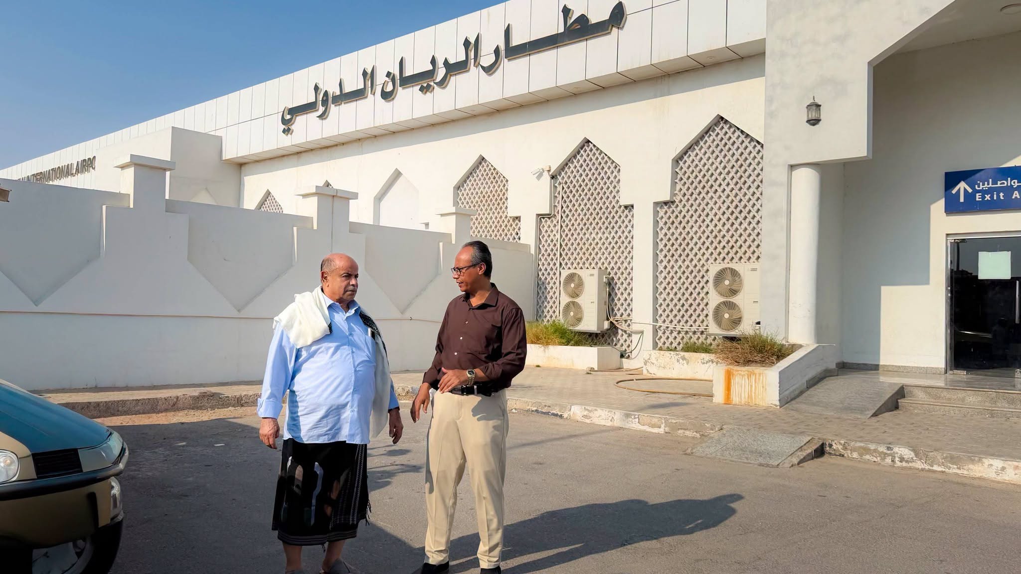 الخنبشي يتفقد مطار الريان: استهداف الحوثيين للأعيان المدنية جريمة حرب