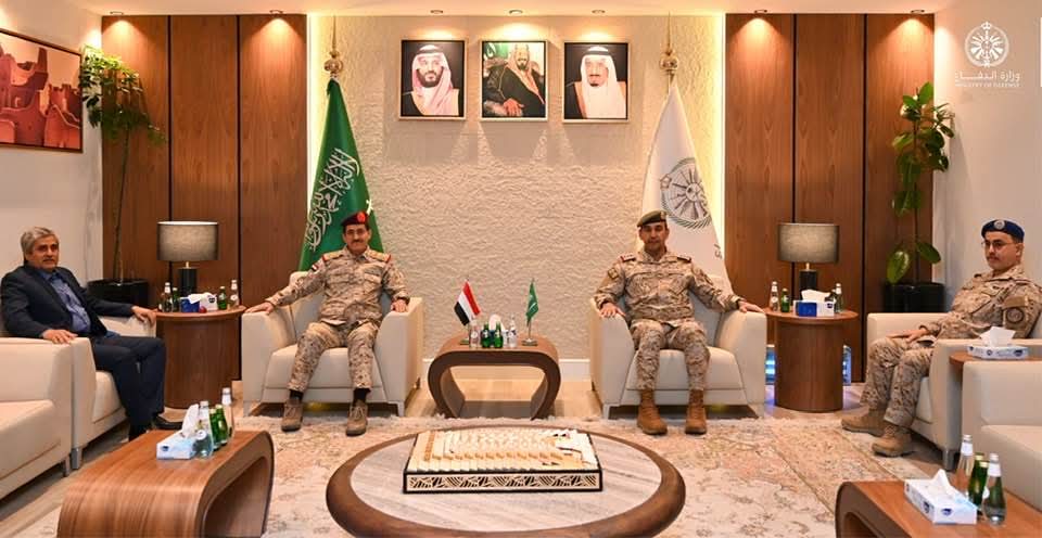 وزير الدفاع يبحث مع قائد القوات المشتركة تعزيز التعاون ودعم جهود استعادة الدولة