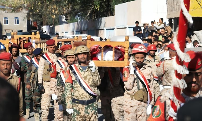 تشييع رسمي وشعبي مهيب لـ 5 من شهداء الجيش الوطني في مدينة تعز