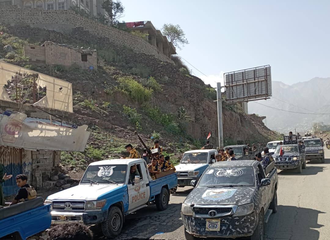 شرطة تعز تنفذ انتشاراً أمنياً واسعاً لتعزيز الاستقرار وملاحقة المطلوبين
