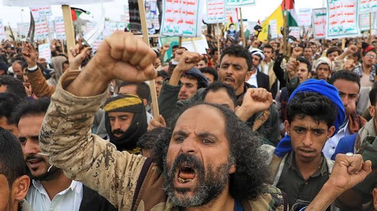 اتصال ترامب بالعليمي.. هل يعود خيار التدخل الأمريكي ضد الحوثيين إلى الواجهة؟