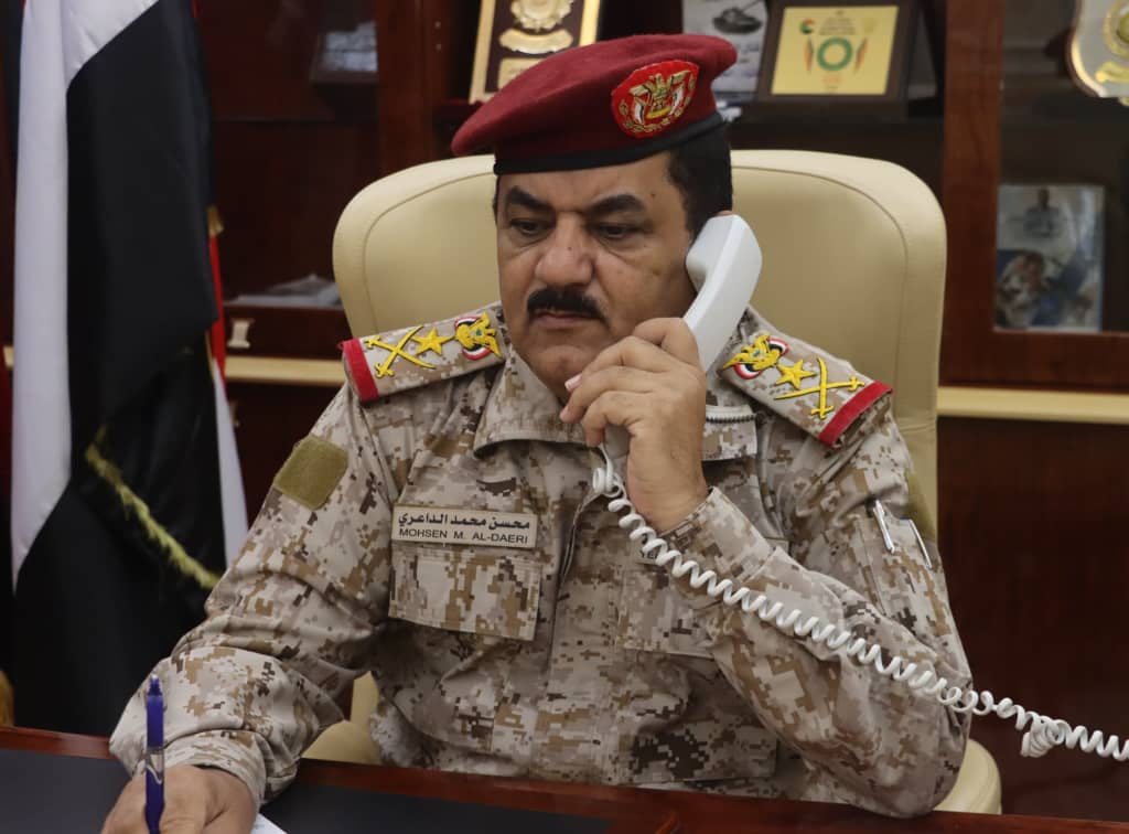 وزير الدفاع يشيد بالحملة الأمنية في تعز ويوجه بسرعة الإعداد للاحتفال بالعيد الوطني