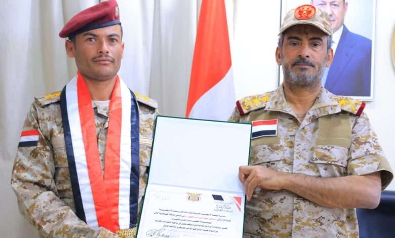 رئيس هيئة الأركان يكرم النقيب الجهمي لشجاعته ووفائه بقسمه العسكري