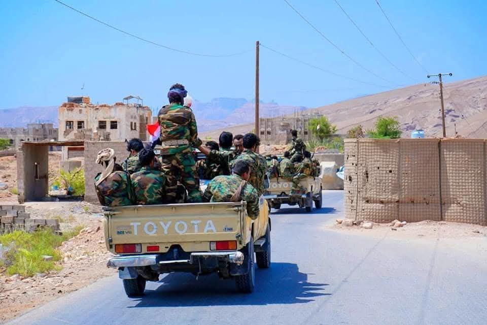 شبوة.. قوات مشتركة ترفع قطاعاً قبلياً يطالب بالإفراج عن الشيخ القميشي