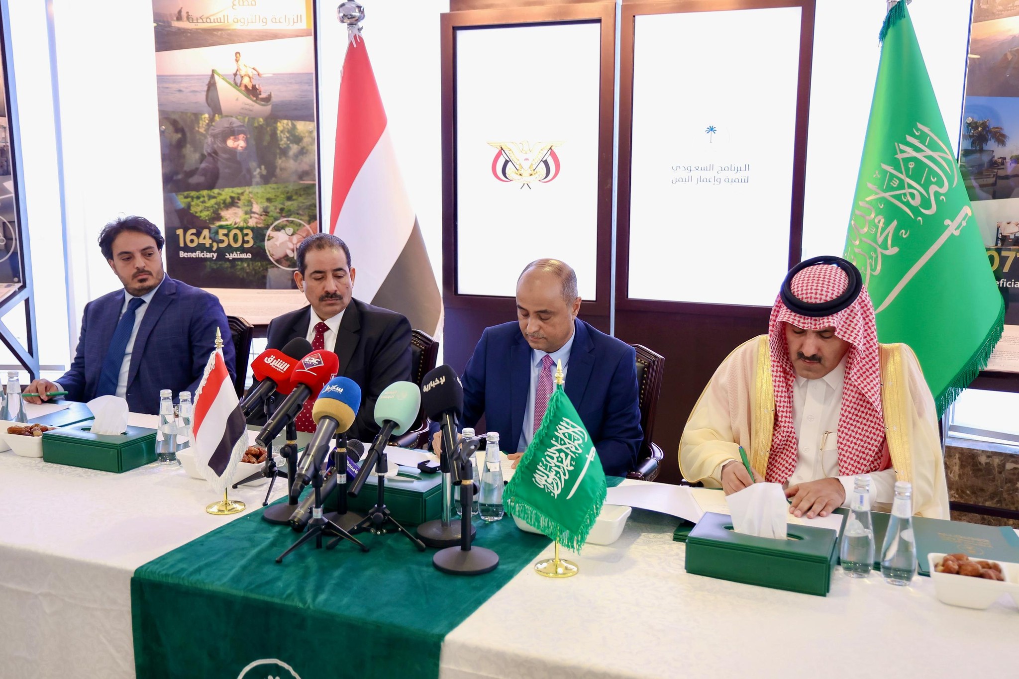 رئيس الوزراء يشهد توقيع اتفاقيتين ومذكرة تفاهم مع البرنامج السعودي لإعمار اليمن