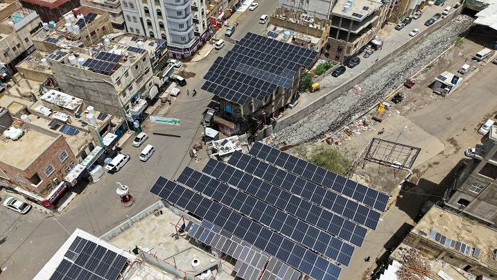 منظومات الطاقة الشمسية.. ملاذ سكان مدينة تعز من جحيم الكهرباء التجارية