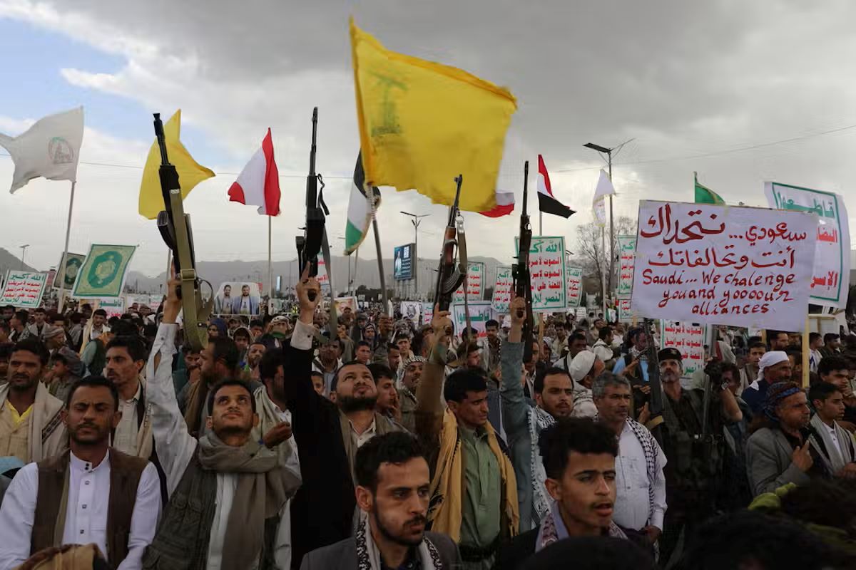 كيف تهدد هجمات الحوثيين الممرات البحرية الآمنة لدول الخليج؟