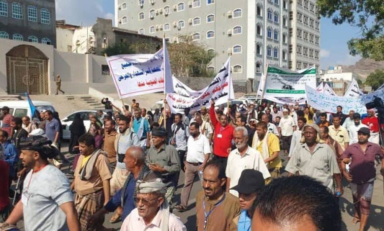 محتجون يطردون مدير أمن عدن خلال زيارة موقع اعتصام جرحى الحرب أمام قصر معاشيق