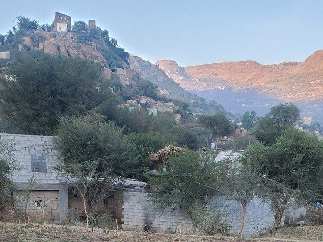 الفوضى الأمنية.. مسلحون يهاجمون منزلين في محافظة إب