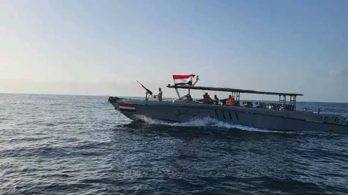 القوات البحرية تحبط هجوماً حوثياً ومحاولة تهريب معدات عسكرية في البحر الأحمر
