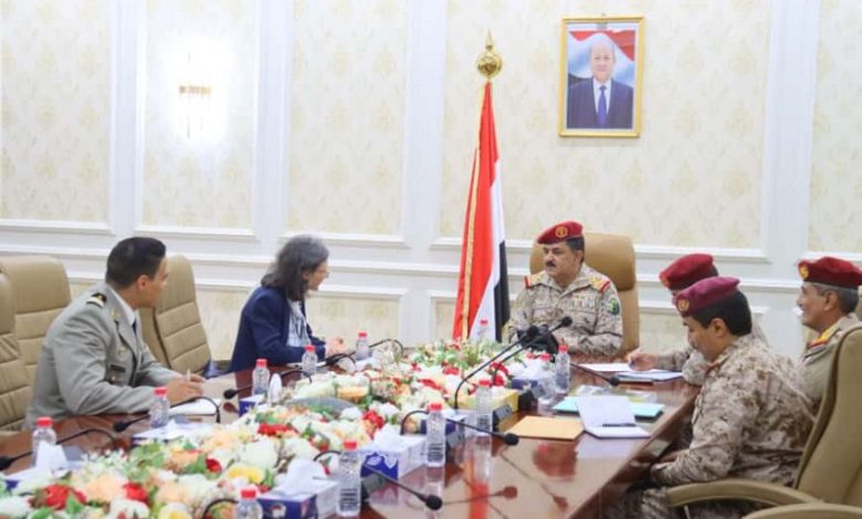 وزير الدفاع مع السفير الفرنسي