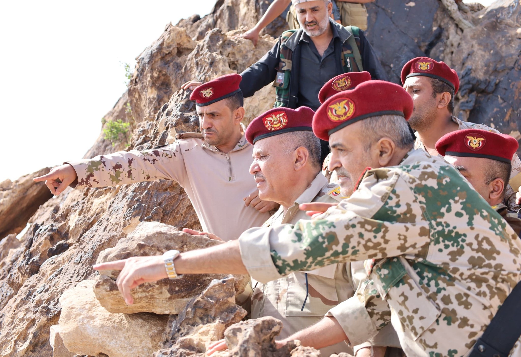 بلا موازنة منذ عامين.. لماذا تتخلى الحكومة عن الجيش في تعز؟