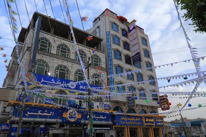صنعاء.. إغلاق مطعم سياحي جراء الجبايات الحوثية وضعف القدرة الشرائية للمواطنين