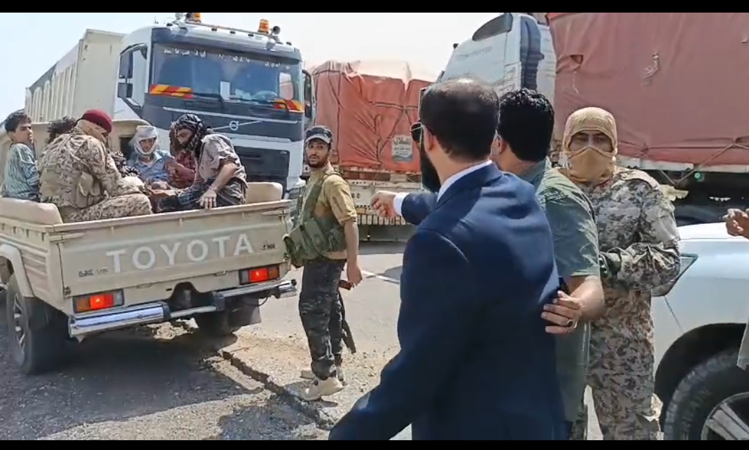 محافظ أبين يقود حملة ميدانية لرفع نقطة جبايات مسلحة شرق زنجبار