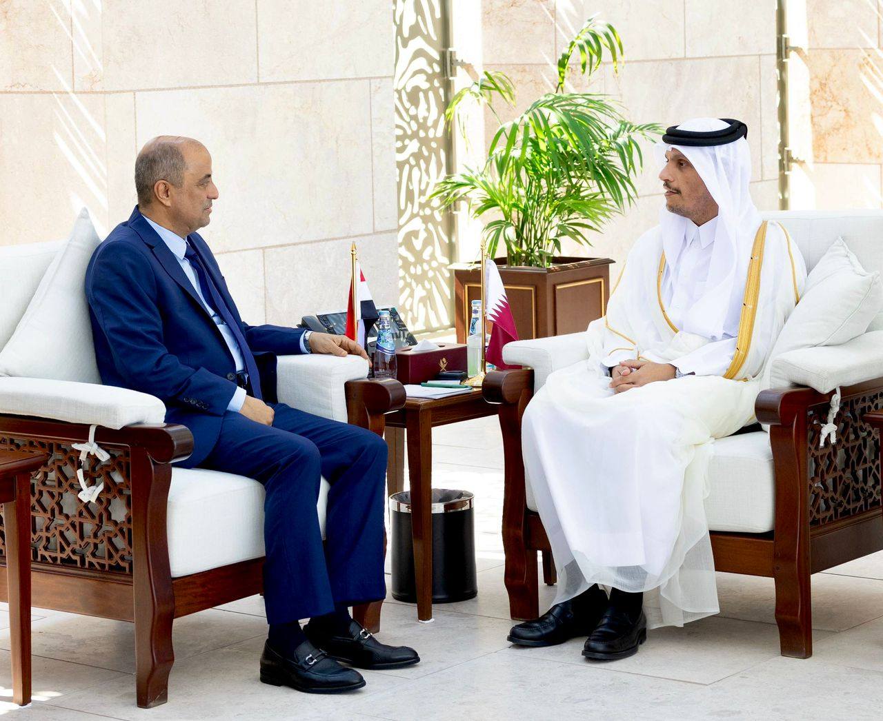 رئيس الوزراء اليمني يعقد جلسة مباحثات مع نظيره القطري