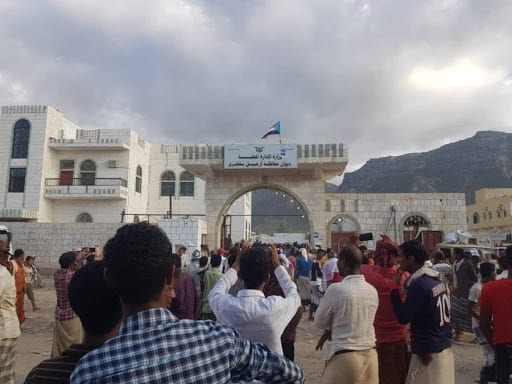 سقطرى.. جنود يقتحمون مبنى المحافظة احتجاجا على تأخر صرف رواتبهم 