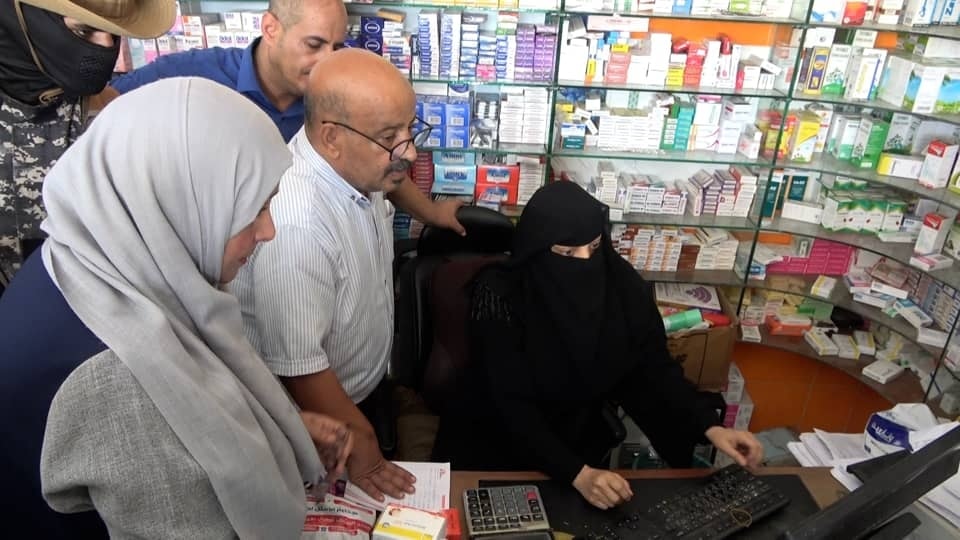 النيابة العامة تواصل إغلاق صيدليات مخالفة وتشدد الرقابة على سوق الدواء في "عدن"
