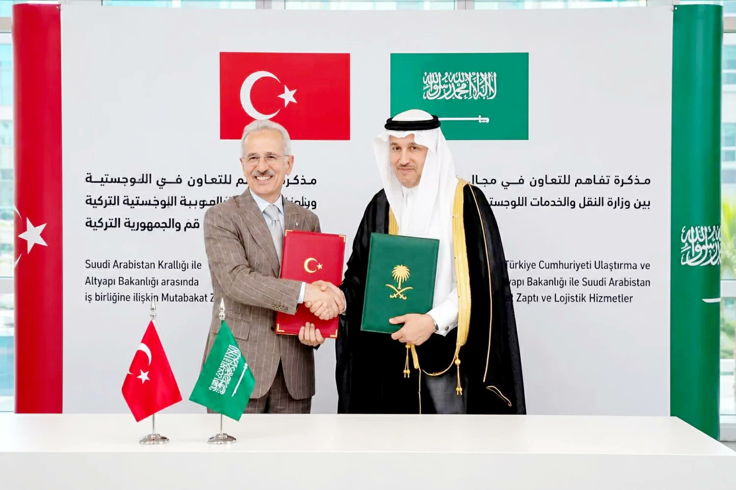 السعودية وتركيا توقعان اتفاقيات للربط السككي تمهيداً لممر تجاري يربط الخليج بأوروبا