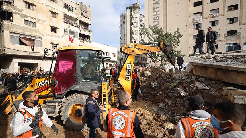 انتشال 30 جثمانا من عائلة فلسطينية تحت أنقاض منزلهم المدمر غربي غزة