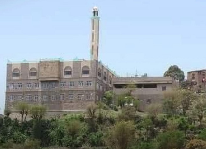 إب..مليشيا الحوثي تغلق مركزاً لتحفيظ القرآن الكريم وتحوله إلى ثكنة عسكرية