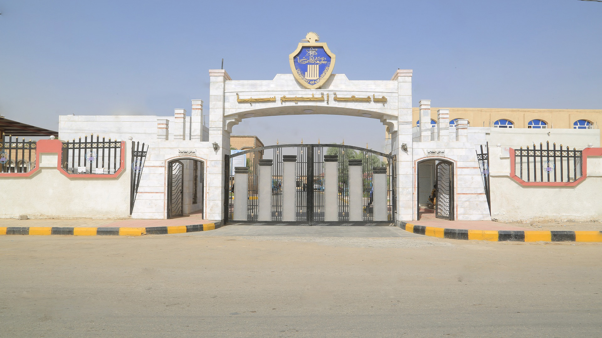 أكاديميو جامعة إقليم سبأ يطالبون بألف دولار كحد أدنى للرواتب ويستنكرون الصمت الرسمي