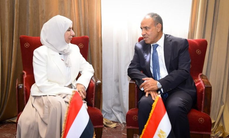 اليمن ومصر تبحثان تداعيات التصعيد الحوثي على أمن البحر الأحمر وباب المندب