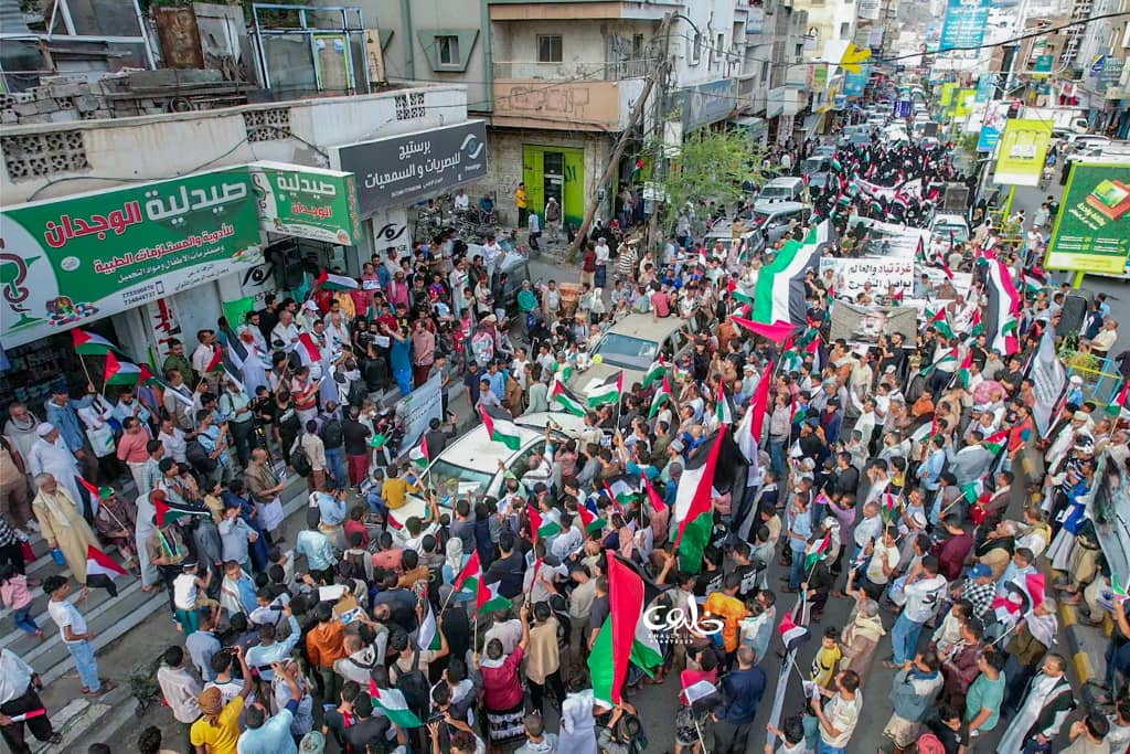 تعز.. مسيرة حاشدة تضامنًا مع غزة وتنديدًا بالعدوان الإسرائيلي واستهداف الصحفيين