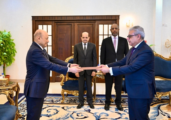 العليمي يتسلّم أوراق اعتماد عدد من السفراء ويؤكد الحرص على تعزيز العلاقات الثنائية