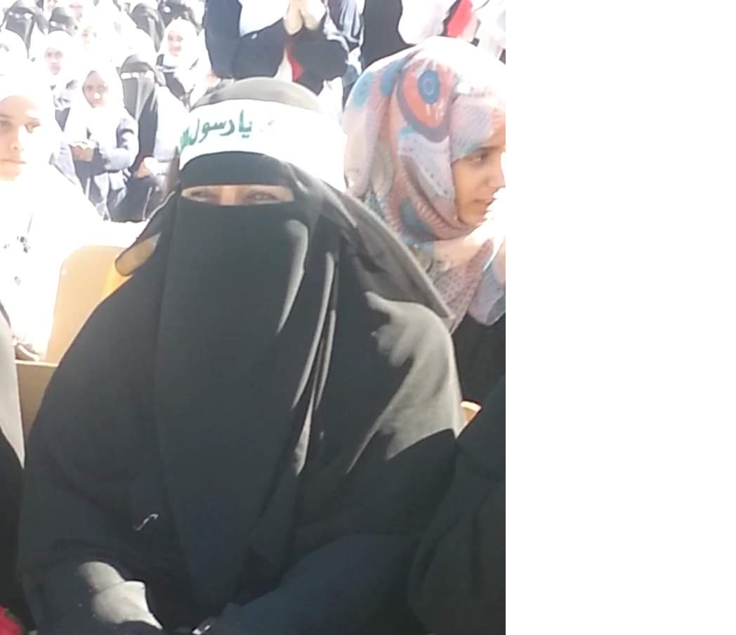 صنعاء.. مديرة مدرسة تهدد الطالبات بالفصل إن لم يرددن الصرخة الحوثية