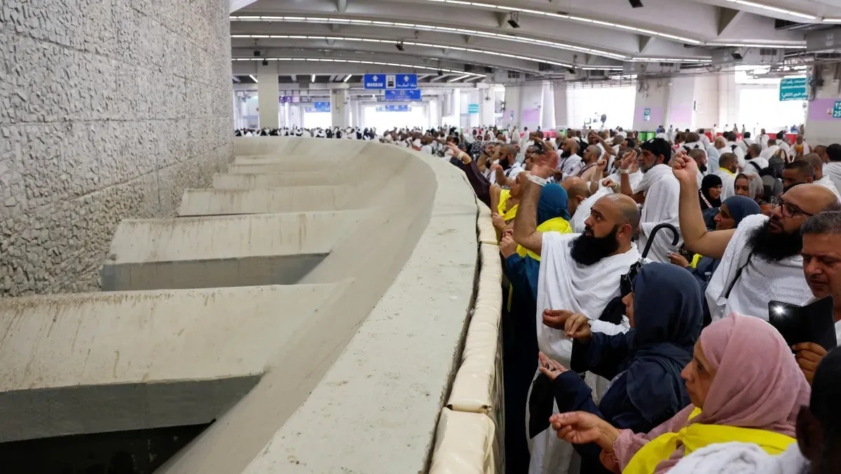 في أول أيام عيد الأضحى.. الحجاج يرمون جمرة العقبة الكبرى