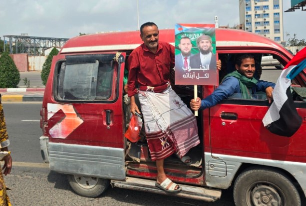 تظاهرة عدن تنقسم بين دعم الزبيدي وأبو زرعة المحرمي