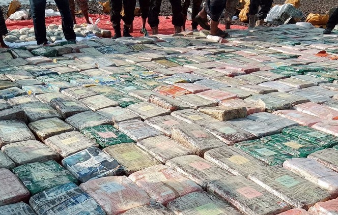 لحج.. الحملة الأمنية تضبط شحنة مخدرات كبيرة قبالة سواحل رأس العارة