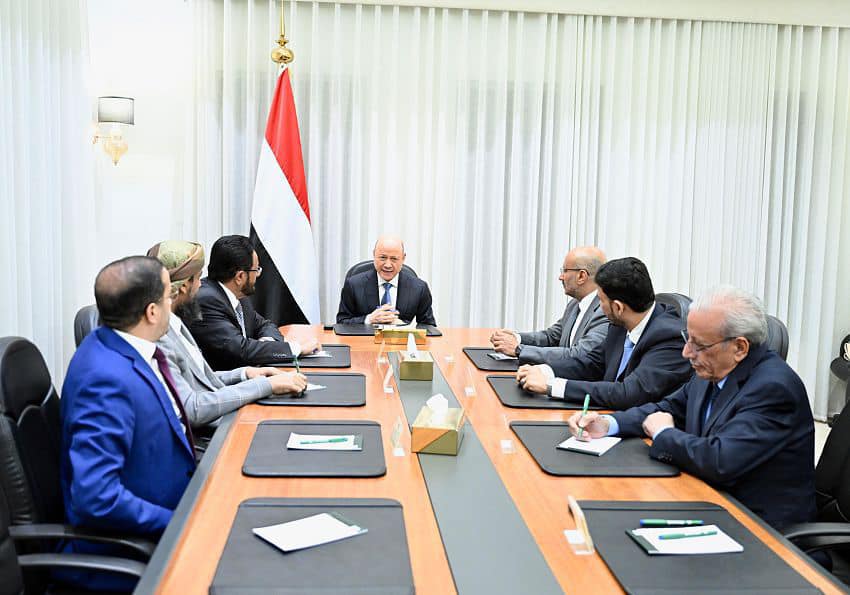 مجلس القيادة يناقش القرارات المطلوبة لتحسين الأداء الحكومي ويدعو للالتفاف حول مشروع الدولة