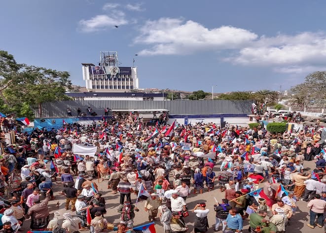 أخبار| #اليمن #Yemen
فلول الانتقالي المنحل تعاود اقتحام مبانٍ حكومية في عدن وترفع صور الفار الزبيدي