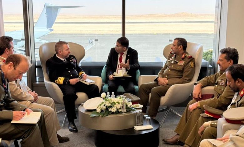 رئيس الأركان يؤكد أهمية تبادل الخبرات العسكرية بين اليمن وبريطاينا لمواجهة التحديات الأمنية