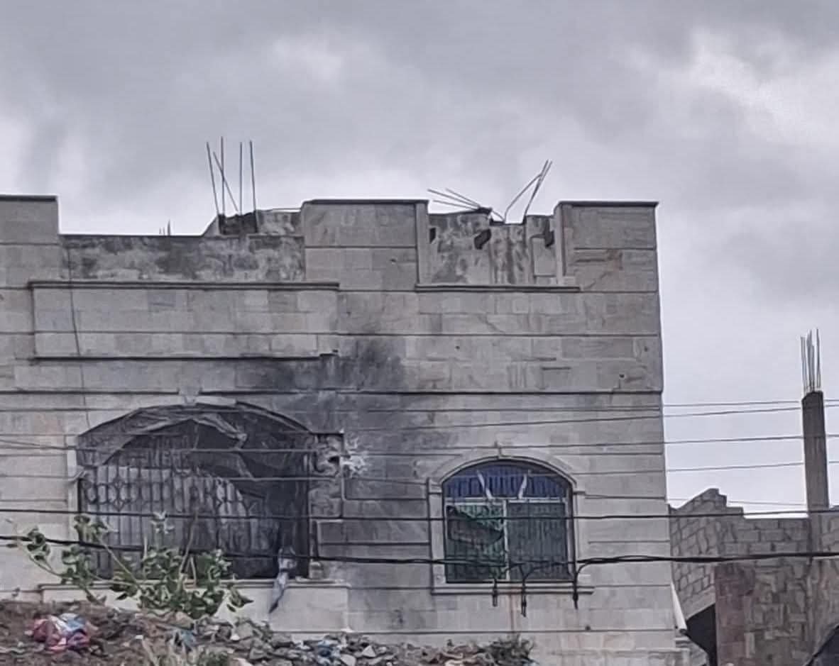 مليشيا الحوثي تستهدف بالقذائف منازل السكان شمال مدينة تعز