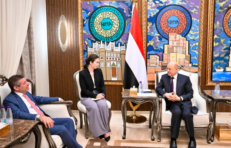 العليمي يبحث مع السفير الأميركي تطورات الأوضاع في المحافظات الشرقية