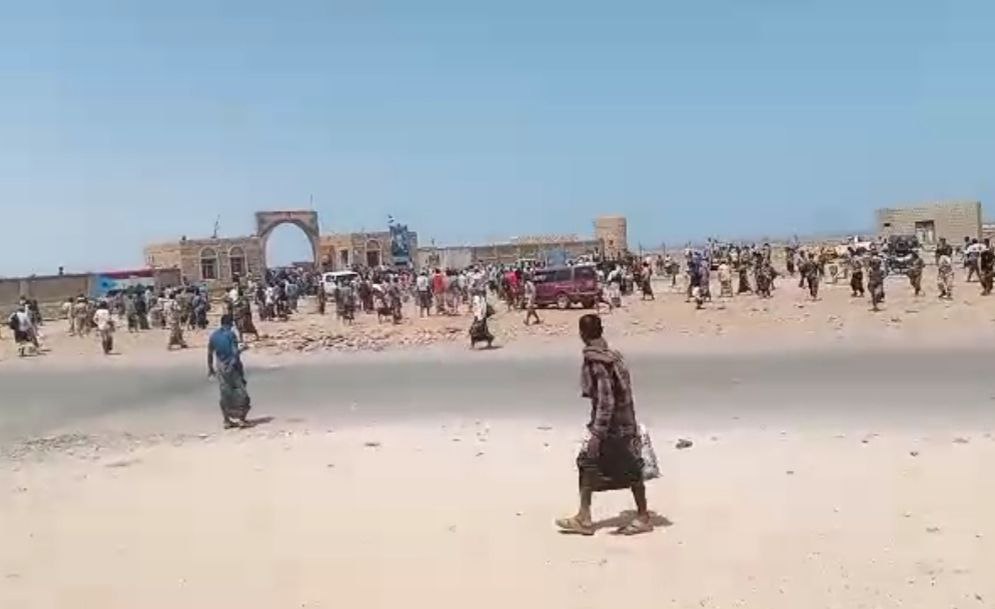 سقطرى.. عسكريون يطردون لجنة هيكلة تابعة للانتقالي احتجاجاً على محاولة تسريحهم
