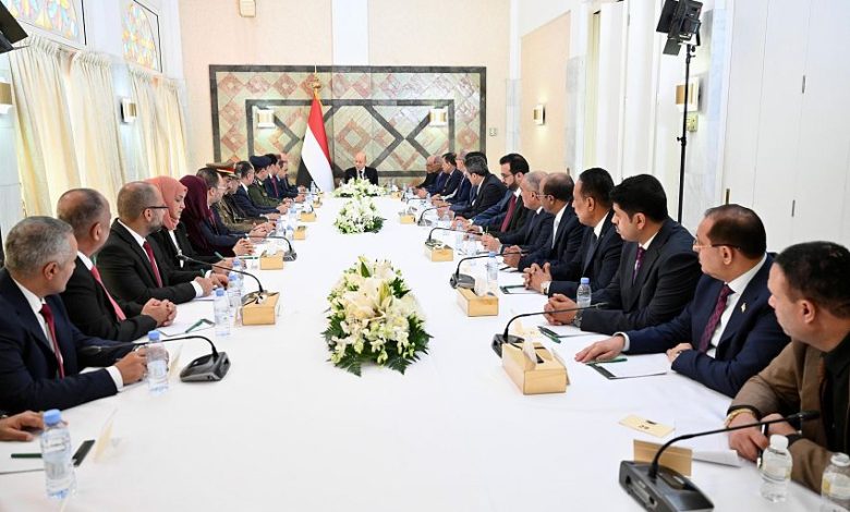 الرئيس العليمي لأعضاء الحكومة الجديدة: صناعة النموذج وهزيمة الانقلاب أهم أولويات المرحلة