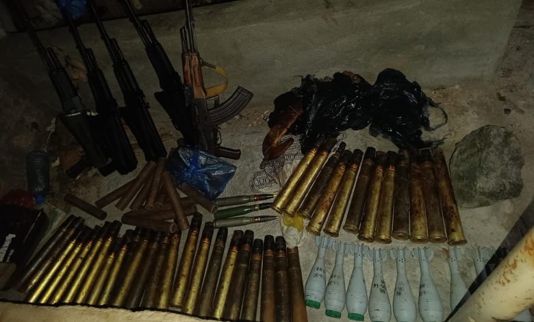 نقطة عسكرية تحبط محاولة تهريب شحنة أسلحة وقذائف في حضرموت 