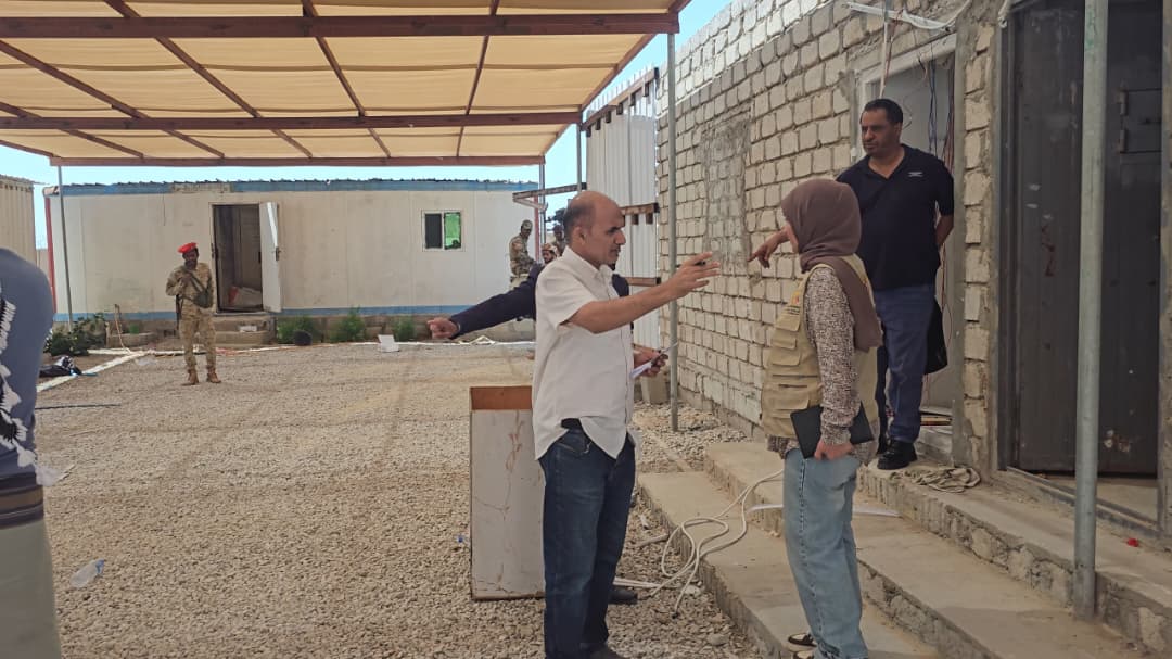 استجابة لإفادة الضحايا.. لجنة التحقيق تنفذ نزولا ميدانيًا للسجون غير القانونية في حضرموت