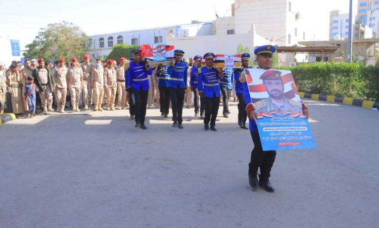 تشييع رسمي وشعبي لاثنين من شهداء المنطقة العسكرية الاولى في مدينة مأرب